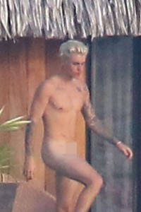 PAY-Justin-Bieber-goes-swimming-naked-in-his-water-villas-pool-in-front-of-rumoured-new-girlfriend-model-Jayde-Pierce-4